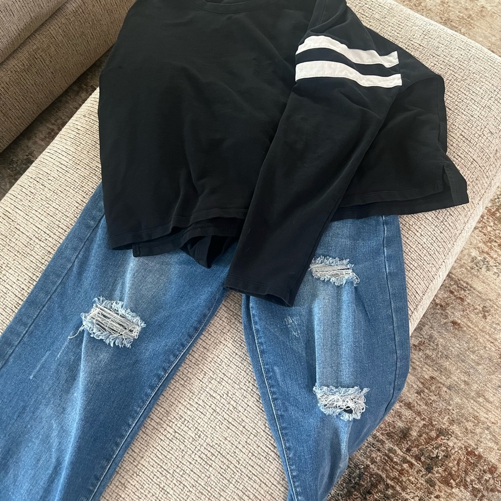 Banana Republic Black Knit Sweater and Wide Leg Jeans Item 15.08.2025.1